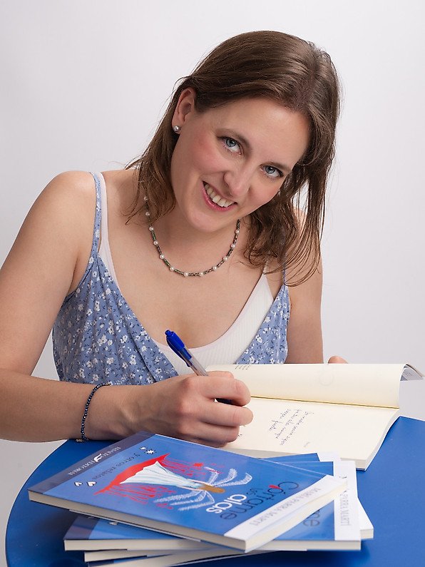 María Parra Martí firmando un ejemplar de Córtame las Alas